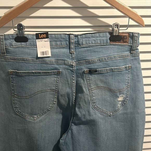 NWT Lee Five Pockets Distressed Knee Boy Friend Mid Rise Jeans. Size 14 Medium - Picture 6 of 6